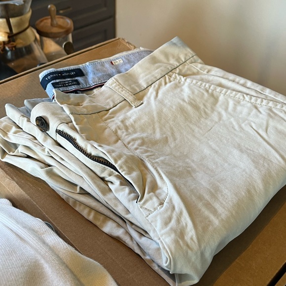 Men's Tommy Hilfiger Custom-Fit Chino Pants - Picture 4 of 4